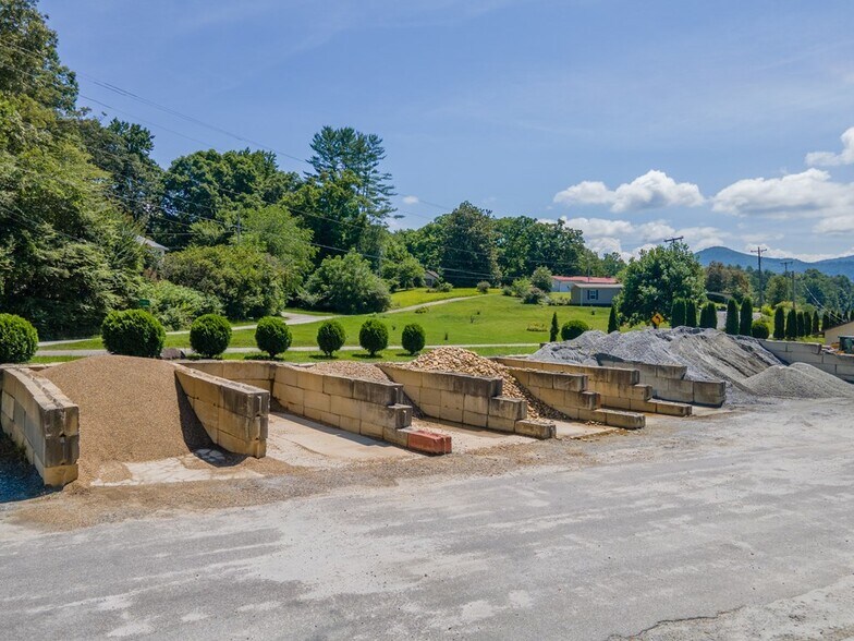 More Photos Of 424 Terrell Rd, Franklin Showroom For Sale