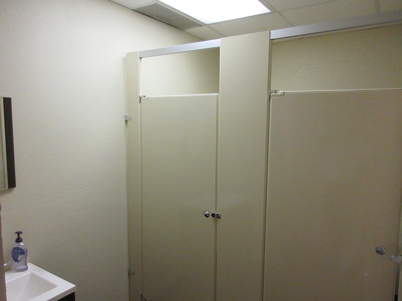 More Photos Of 15445 N Nebraska Ave, Lutz Warehouse For Lease