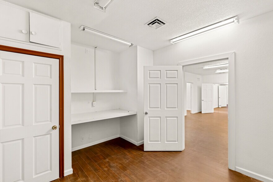 More Photos Of 830 E Sahara Ave, Las Vegas Office For Sale