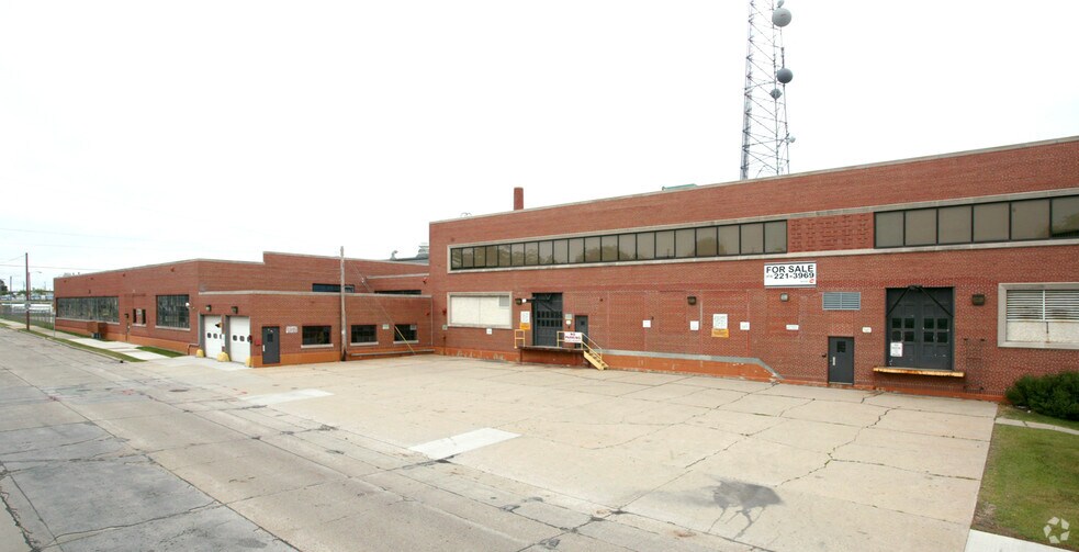 More Photos Of 620 S 76th St, Milwaukee Office For Lease