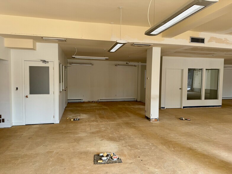 More Photos Of 920 Boul De Maisonneuve E, Montréal General Retail For Sale