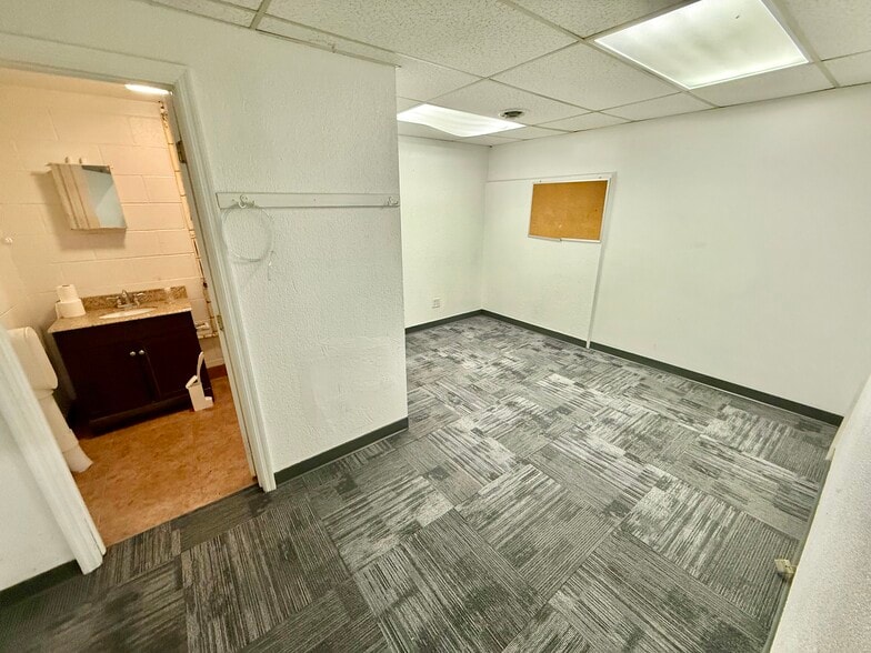 More Photos Of 702-708 Congress Park dr, Washington Township Warehouse For Lease