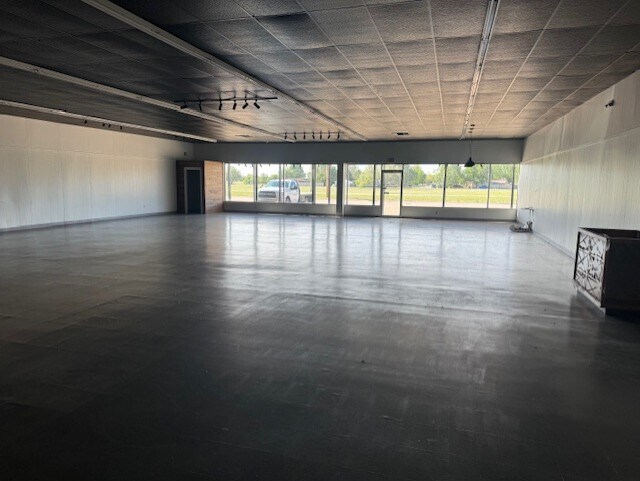 Primary Photo Of 304 W Mcartor Rd, Dodge City Unknown For Lease
