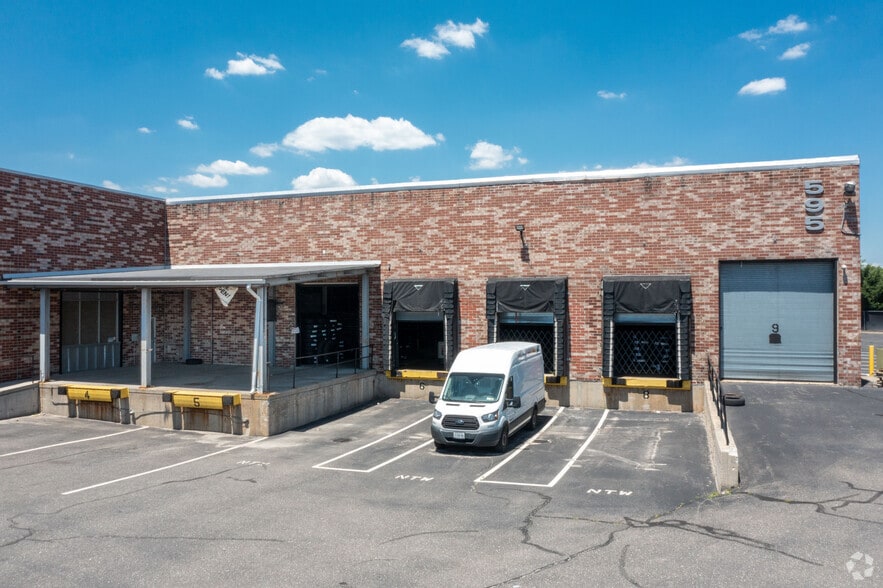 More Photos Of 595 S Broadway, Hicksville Warehouse For Lease