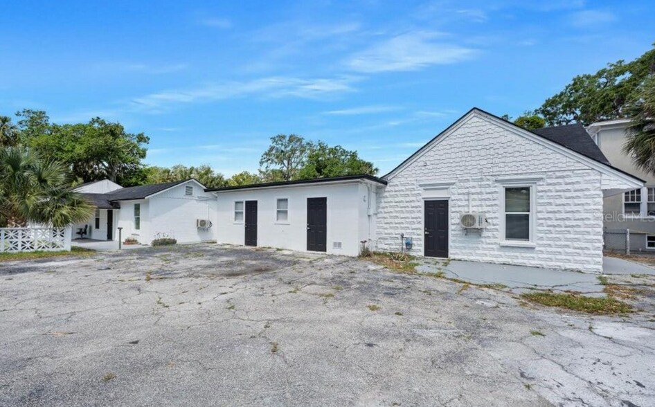 More Photos Of 934 S Ridgewood Ave, Daytona Beach Sorority Fraternity House For Sale