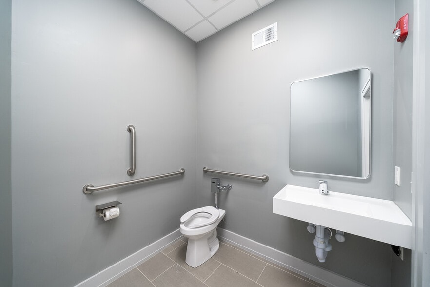 More Photos Of 845 Newark Ave, Jersey City Medical For Lease