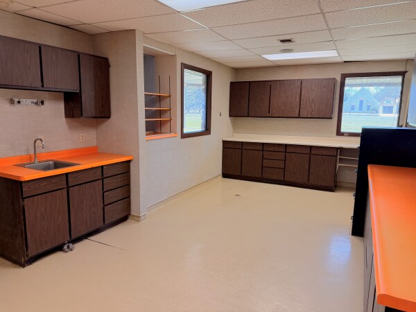 More Photos Of 421 5th St, Centuria Veterinarian Kennel For Sale