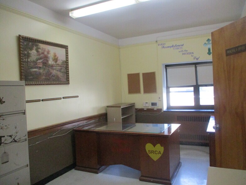 More Photos Of 237 Jerome St, Brooklyn Schools For Lease
