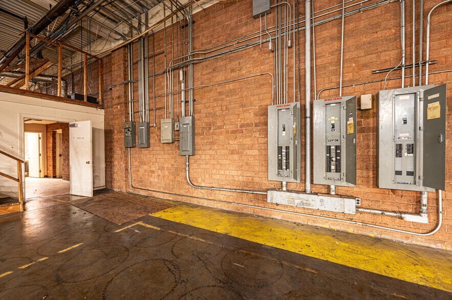 More Photos Of 106 Somerset Dr, Conover Manufacturing For Lease