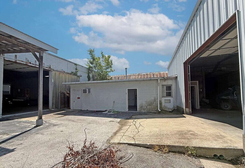 More Photos Of 60 Bells Ln, Junction City Warehouse For Lease