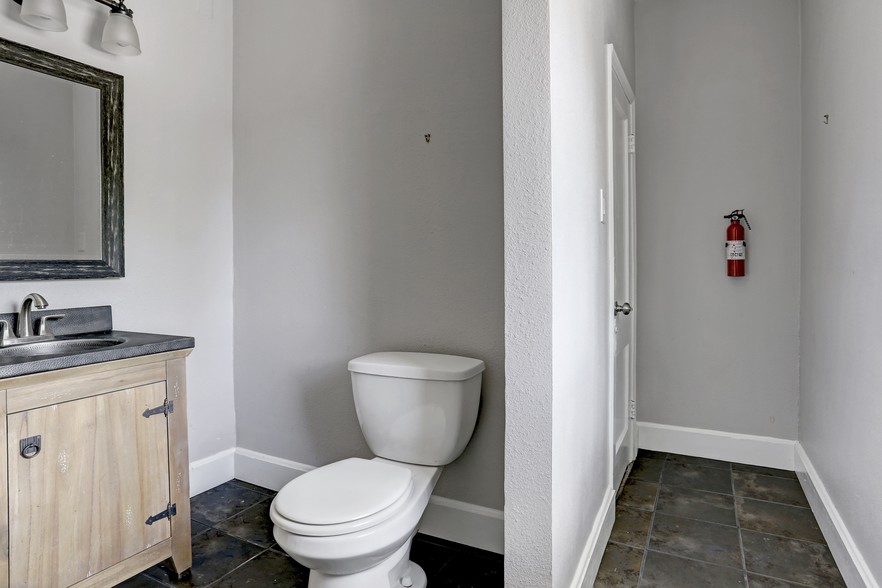 More Photos Of 4317 Montrose Blvd, Houston Storefront Retail Office For Lease