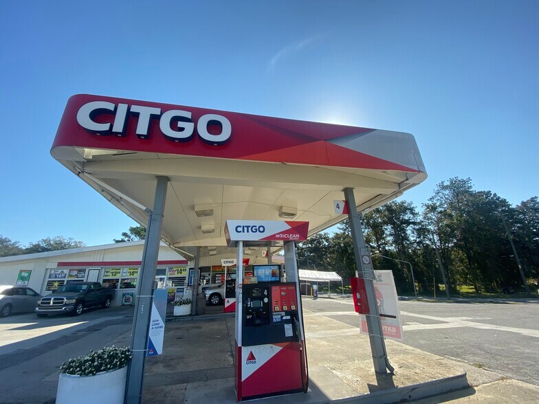 More Photos Of 709 S Broad St, Brooksville Service Station For Sale