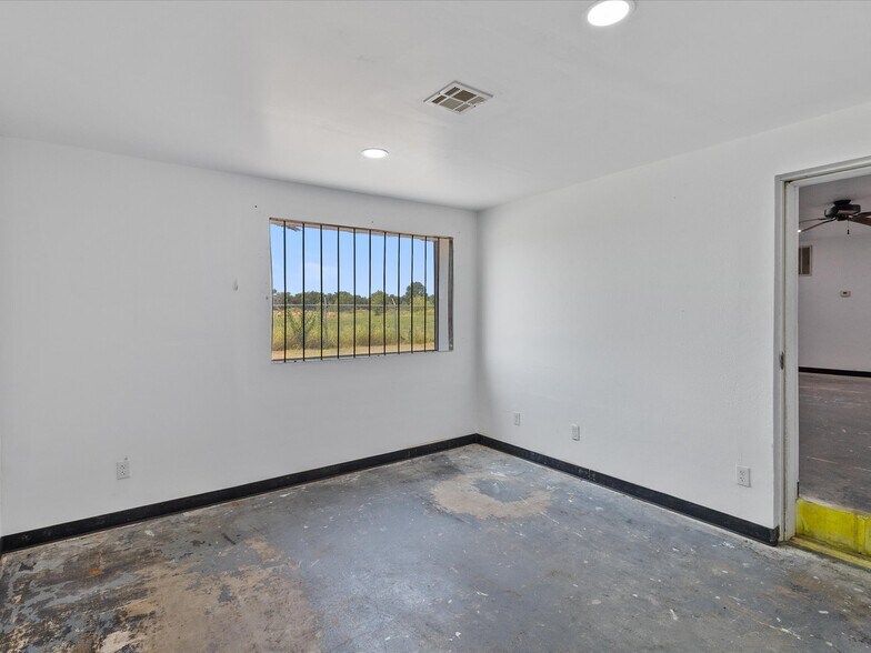 More Photos Of 700 N Main St, Lexington Warehouse For Lease