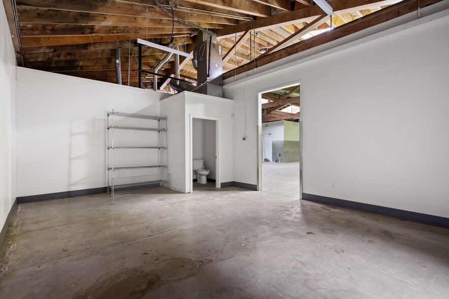 More Photos Of 1632 NW Thurman St, Portland Showroom For Lease