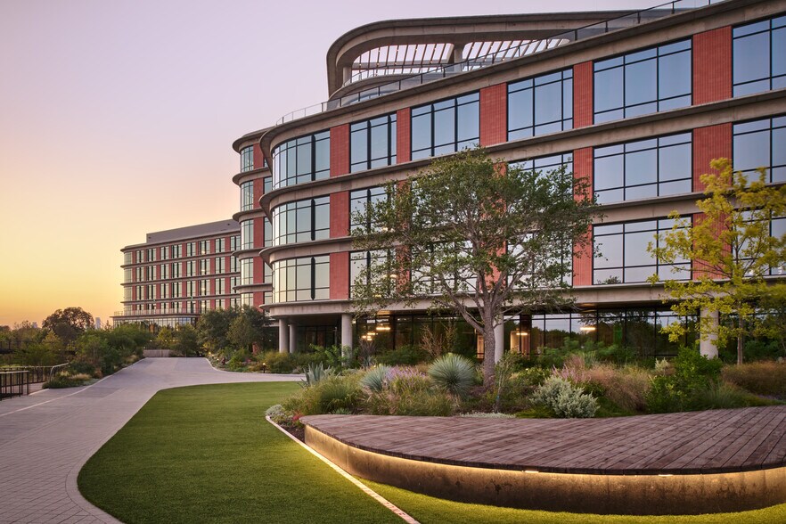 More Photos Of 1017 Springdale Rd, Austin Unknown For Lease