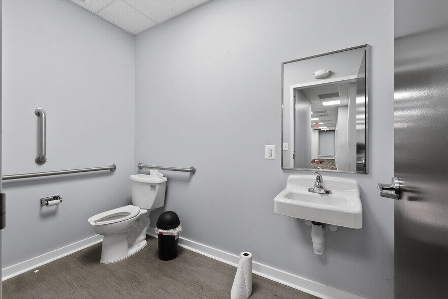 More Photos Of 13 N York Rd, Willow Grove Freestanding For Lease