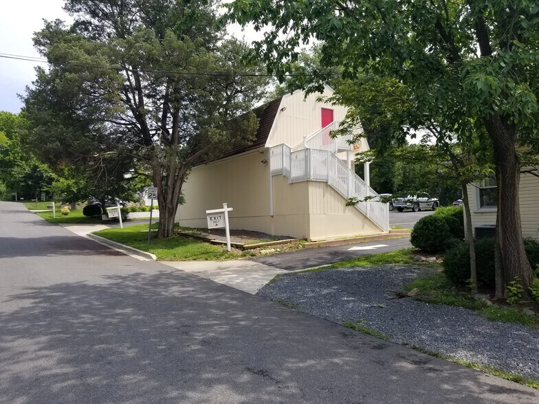 More Photos Of 7687 MacArthur Blvd, Potomac Office For Lease