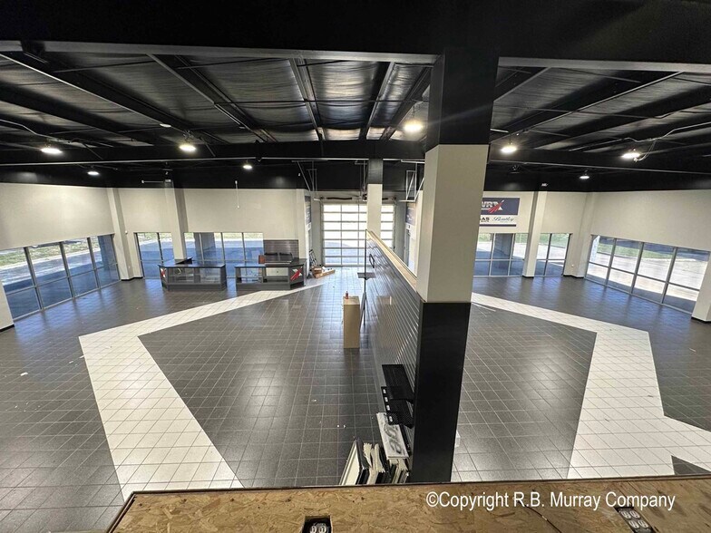 More Photos Of 350 S Ingram Mill Rd, Springfield Showroom For Lease