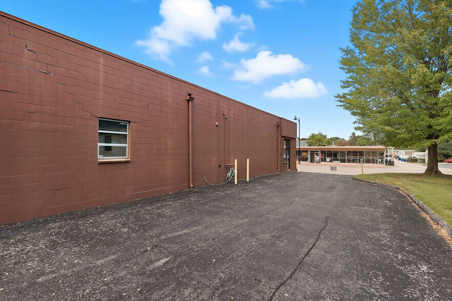 More Photos Of 3006 Avenue of the Cities, Moline Flex For Sale