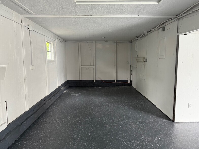 More Photos Of 61 Van Zant St, Norwalk Warehouse For Lease