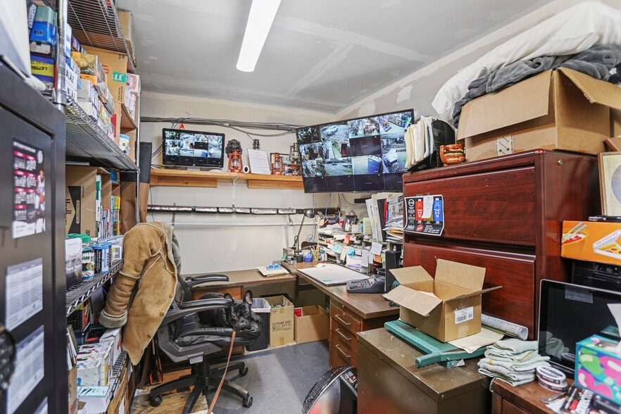 More Photos Of 31815 E Historic Columbia RI Hwy, Troutdale Convenience Store For Sale