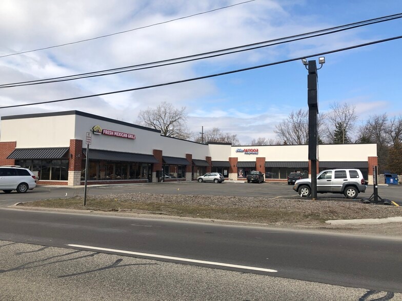 More Photos Of 5720 Highland Rd, Waterford Storefront Retail Office For Lease