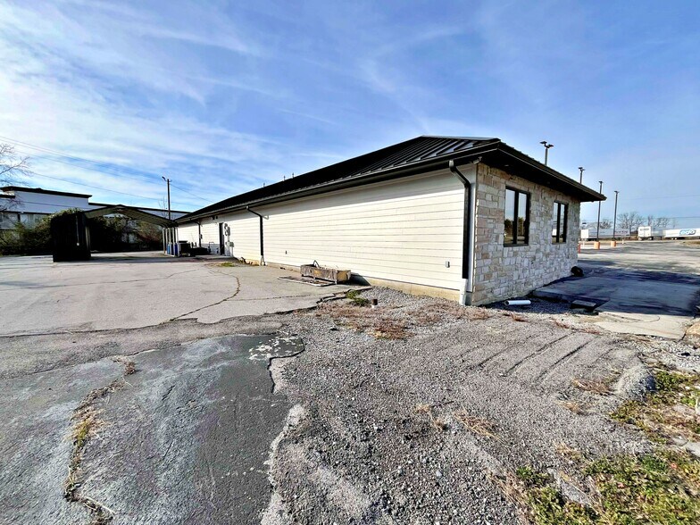 More Photos Of 1391 Murrays Chapel Rd, Sweetwater Showroom For Sale