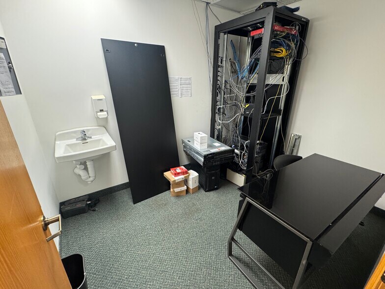 More Photos Of 5833 Pecan St, North Branch Office For Sale