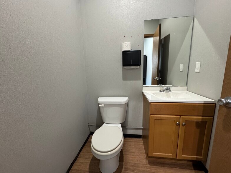 More Photos Of 165 Williams St, Tahlequah Industrial For Lease