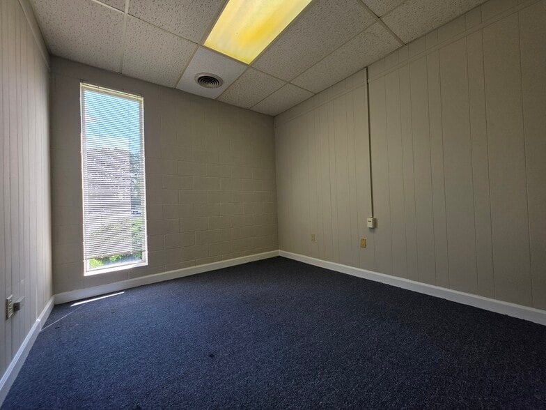 More Photos Of 404 St Andrews Dr, Greenville Office For Lease