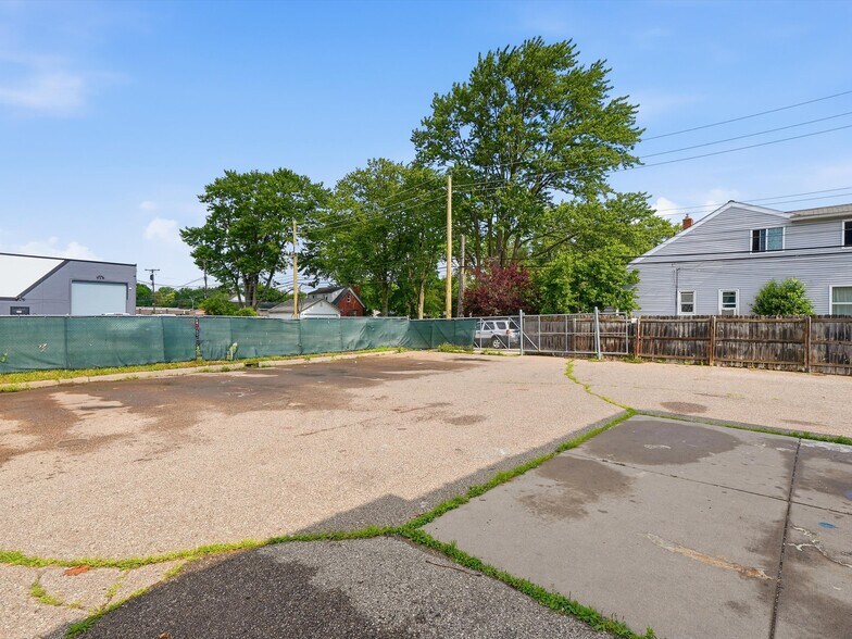 More Photos Of 832 W 11 Mile Rd, Madison Heights Warehouse For Sale