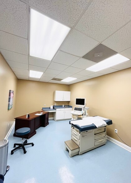 More Photos Of 172 Linden Dr, Winchester Office For Sale