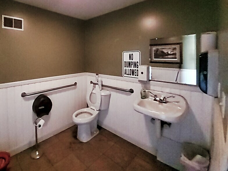 More Photos Of 5750-5788 N Ridge Rd, Madison Light Manufacturing For Lease