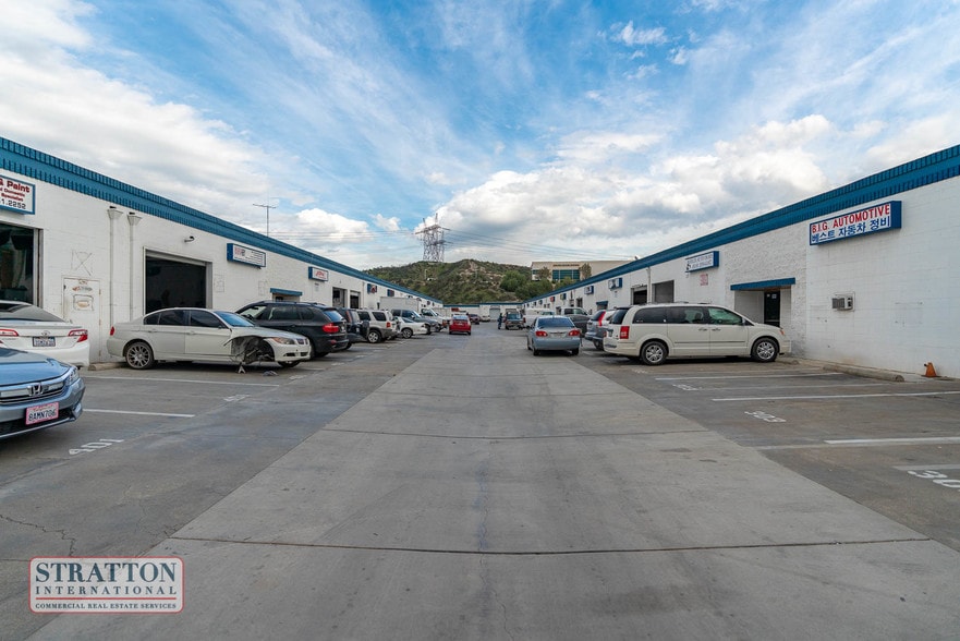 More Photos Of 26536 Ruether Ave, Santa Clarita Warehouse For Lease