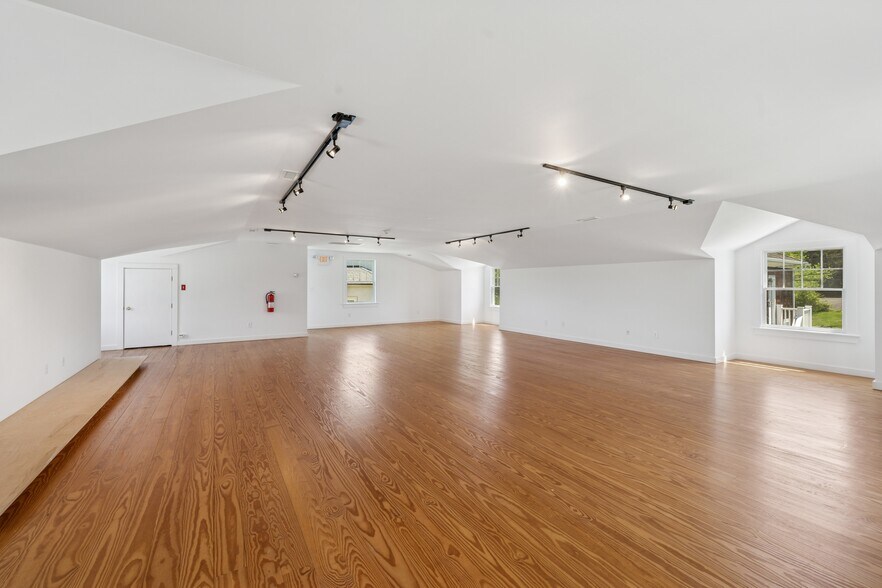 More Photos Of 103 Hayground Rd, Water Mill Unknown For Lease