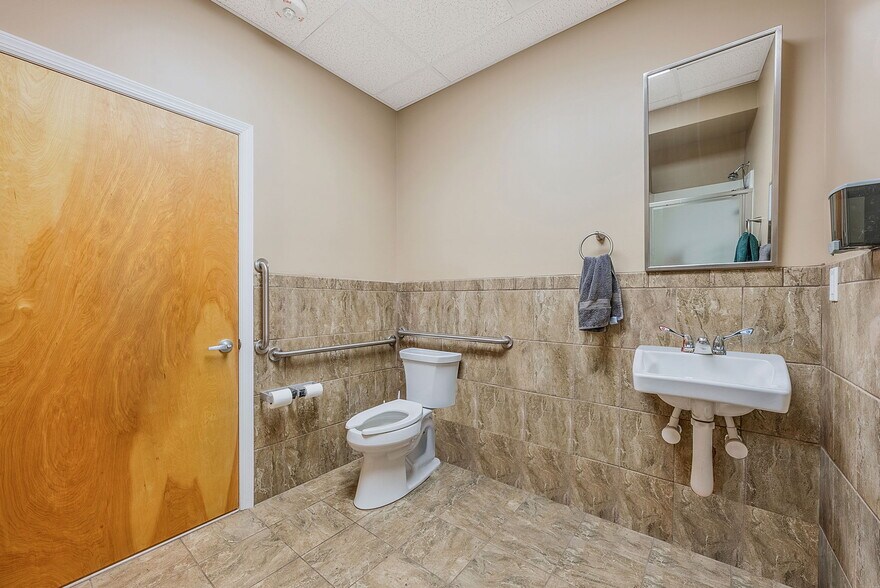 More Photos Of 6 New York Ave, Sound Beach Bar For Sale