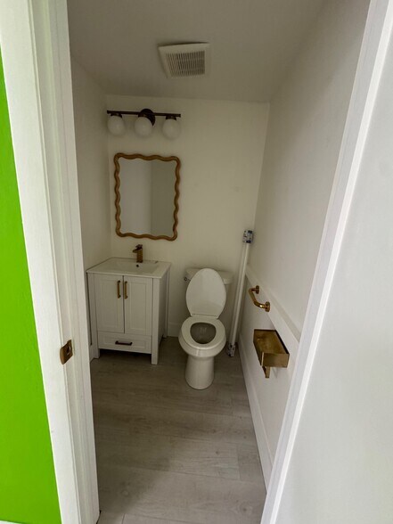 More Photos Of 7050 Winkler Rd, Fort Myers Unknown For Lease