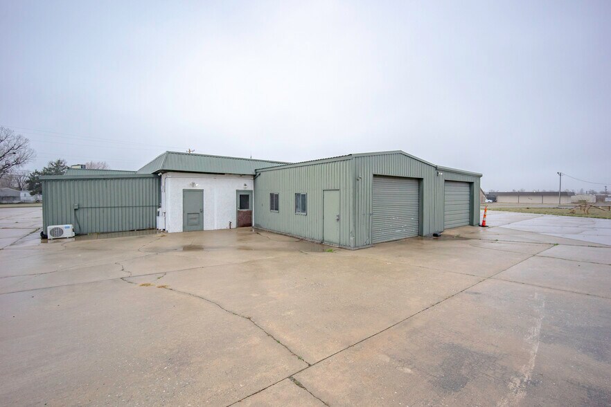 More Photos Of 401 S Ranchwood Blvd, Yukon Flex For Sale