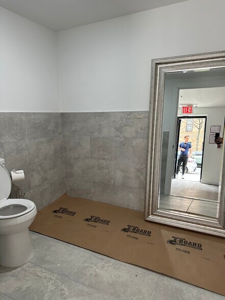 More Photos Of 3831 Carpenter Ave, Bronx Flex For Lease