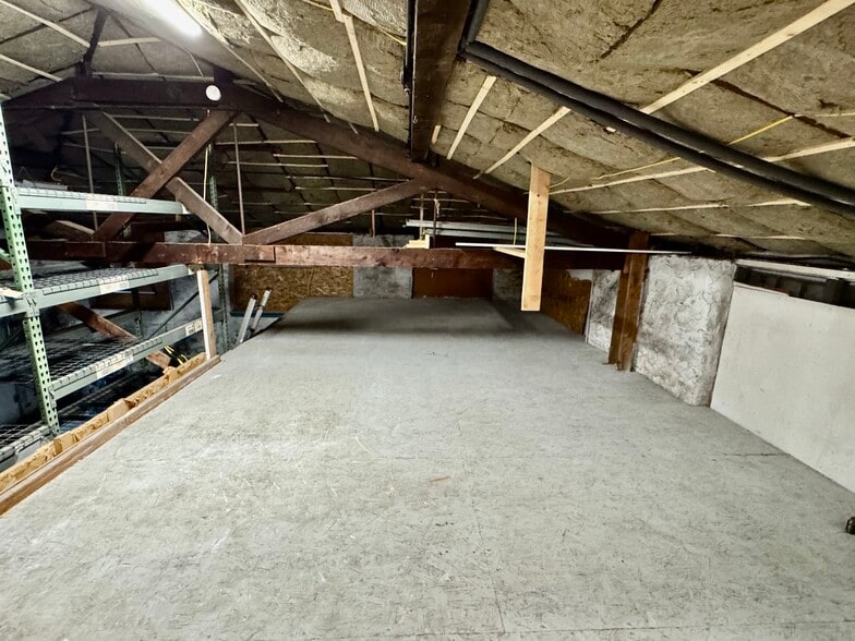 More Photos Of 264 Vauxhall St, New London Warehouse For Sale