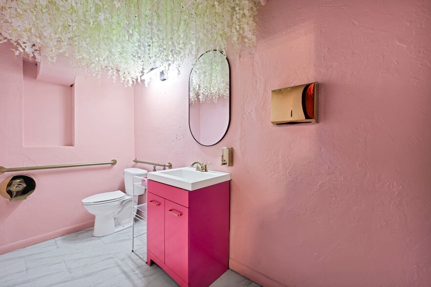 More Photos Of 1517 E Las Olas Blvd, Fort Lauderdale Bar For Lease