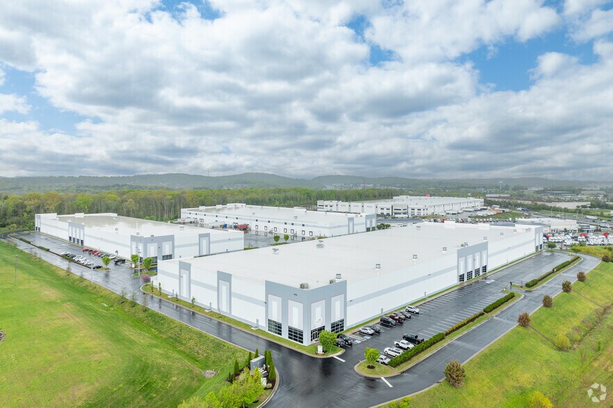 More Photos Of 8000-8060 Centre Pointe Way, La Vergne Warehouse For Lease