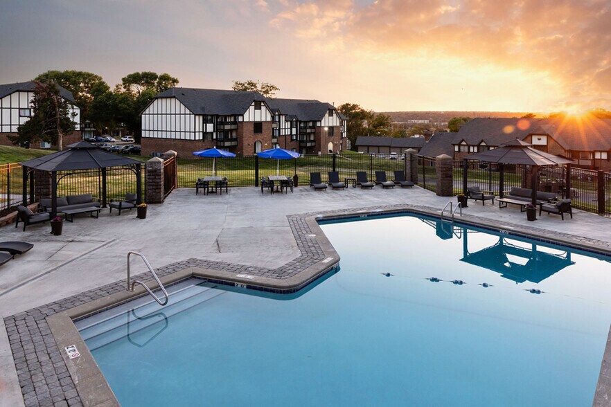 Primary Photo Of 10505 Evans Plz, Omaha Apartments For Sale