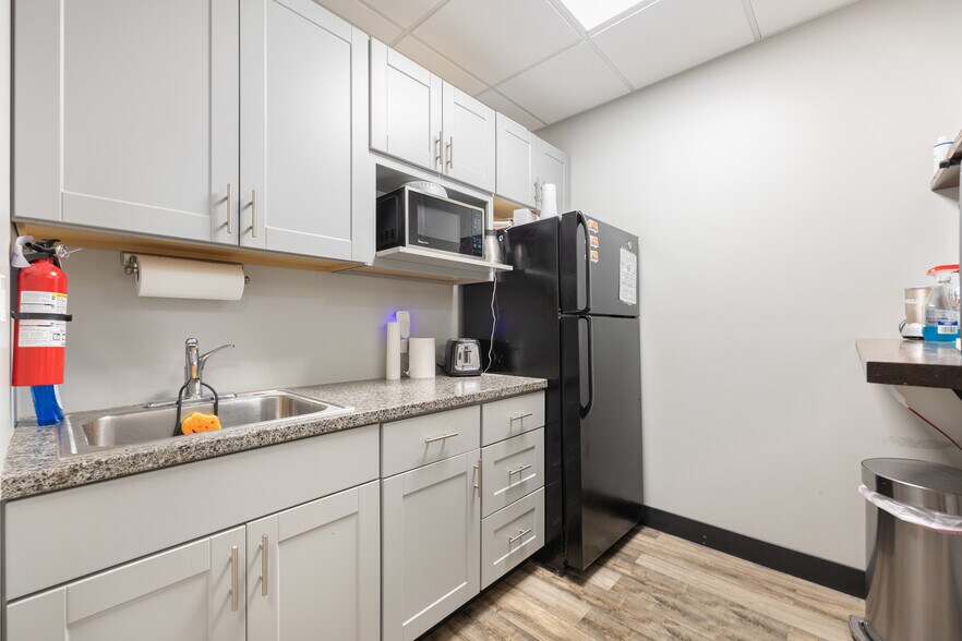 More Photos Of 3737-3757 Parkway Ln, Hilliard Showroom For Lease