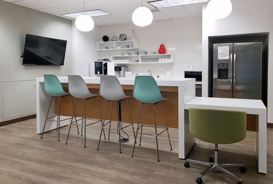 More Photos Of 301 McCullough Dr, Charlotte Coworking Space