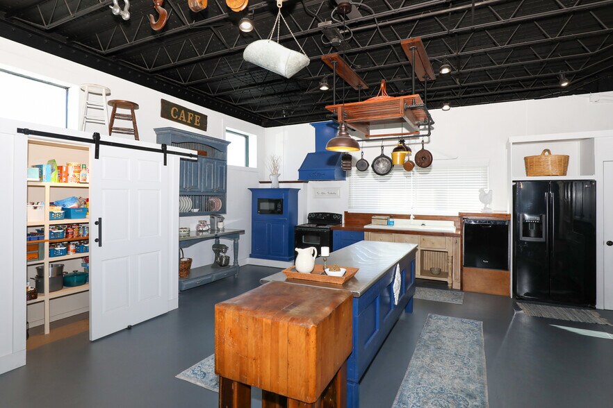 More Photos Of 18 W Currahee St, Toccoa Showroom For Sale