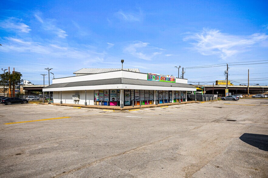 More Photos Of 9615-9695 Southwest Fwy, Houston Storefront For Lease