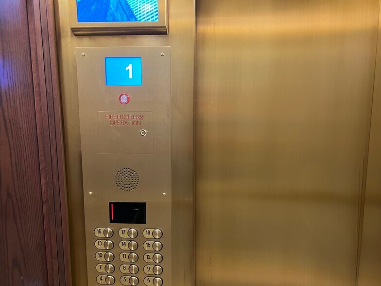 More Photos Of 211 W Wacker Dr, Chicago Office For Lease