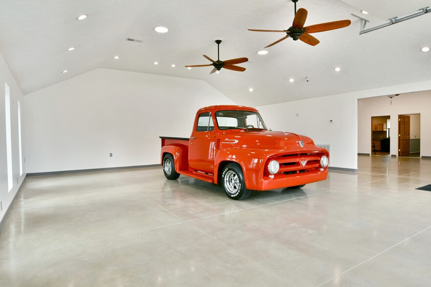 More Photos Of 3019 Parkman Rd NW, Warren Flex For Sale