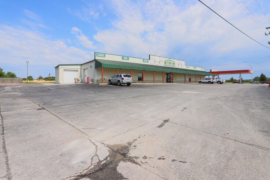 More Photos Of 4040 S Expressway, Council Bluffs Convenience Store For Lease